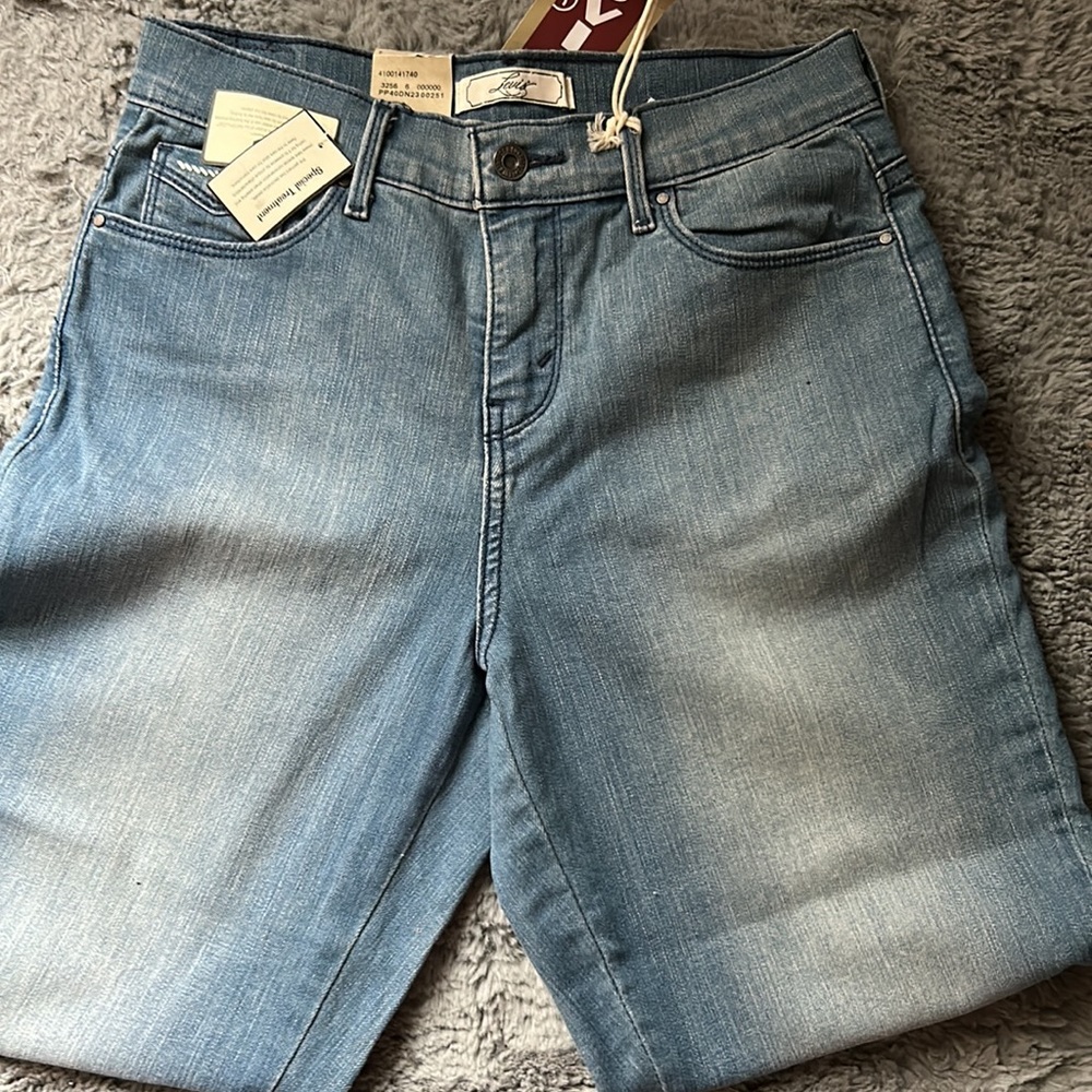 COPY - NWT Misses Levi’s Capris